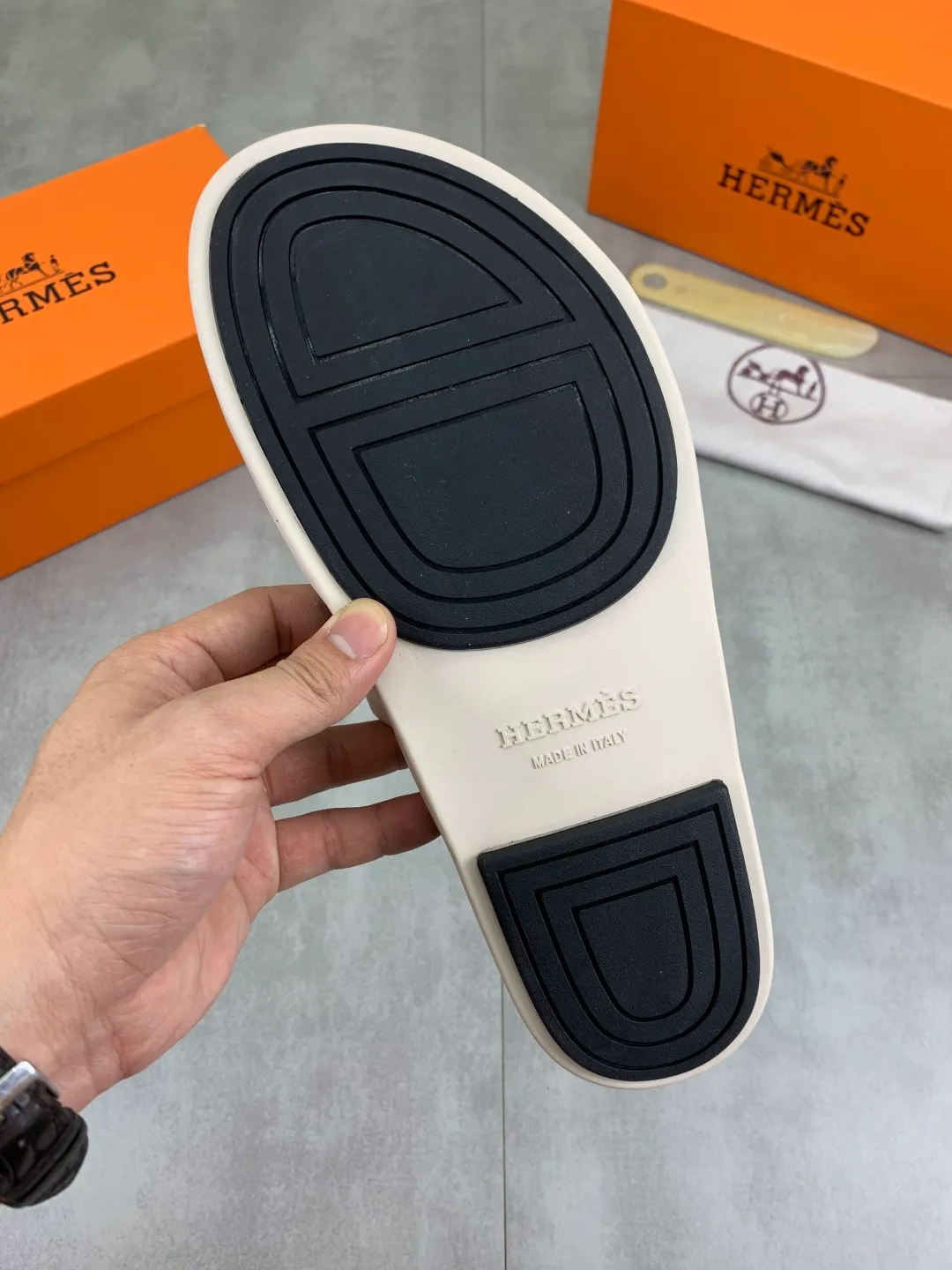 Men's shoes 💰P440 New [HERMES] high-end quality new Hermès slippers, made of imported cross-grain calfskin, wear-resistant and non-slip rubber outsole. Fashionable and elegant code number: 39-44 (38 45 46 customized)